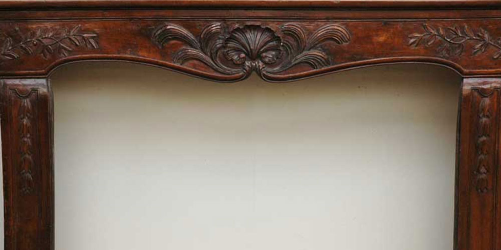 Cheminée ancienne d'époque Louis XV en noyer et hêtre