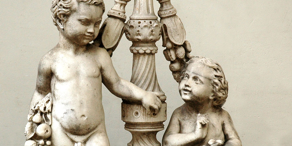Paire de statues de jardin aux putti
