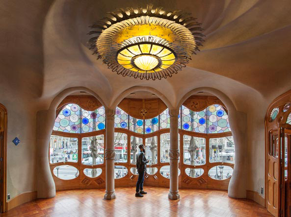 Intérieur de la Casa Batlló (1906), dessinée par Antoni Gaudí, représentant du Modernismo catalan. Barcelone.
