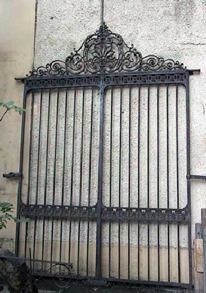 Door_gates_in_cast_iron_and_wrought_iron.jpg