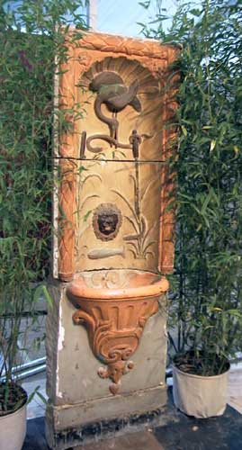 Fontaine provençale du XVIIIè siècle en pierre sculptée.-0