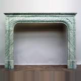 Cheminée de style Louis XIV cintrée en marbre Vert d’Estours