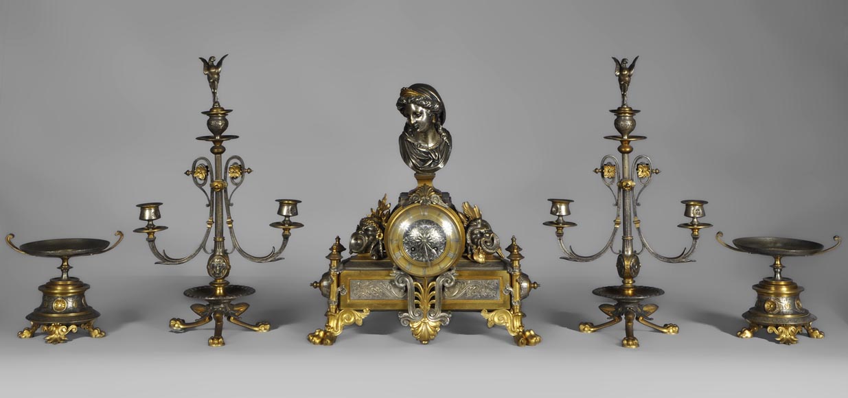 Garniture de cheminée en bronze à deux patines de style Napoléon III aux masques de Comédie Antique-0