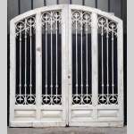 Grande porte d'entrée en bois et fer forgé