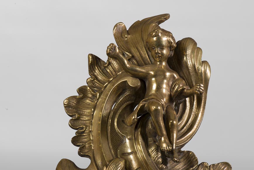 Belle barre de chenets de style Louis XV en bronze doré avec enfants et feuillages-4