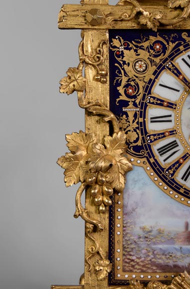 Pendule d'époque Napoléon III en porcelaine et bronze doré sur le thème de la vigne-6
