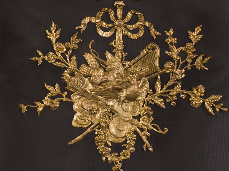 François LINKE (1855-1946) and BOUHON Frères - Gilt bronze firescreen adorned with espagnolettes and attributes of love_fr