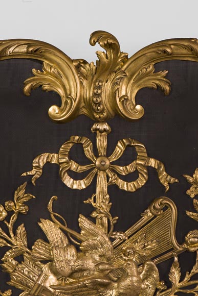 François LINKE (1855-1946) and BOUHON Frères - Gilt bronze firescreen adorned with espagnolettes and attributes of love_fr