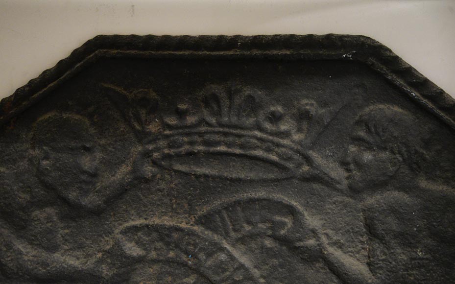 Rare plaque de cheminée ancienne du XVIIè siècle avec Satan-1