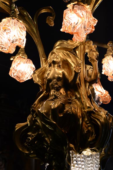 Beau lustre ancien de style Art Nouveau en bronze doré et verre moulé aux corps alanguis et aux neuf bras de lumière -5