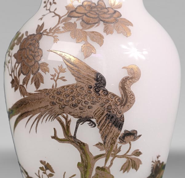 BACCARAT, paire de vases au paon, au coq et à l’échassier, v. 1880-5