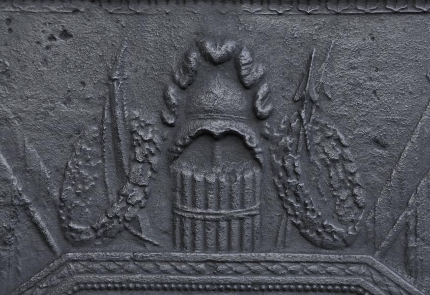 Grande plaque de cheminée ancienne en fonte inspirée du Serment des Horaces de David, première moitié du XIXème siècle-2
