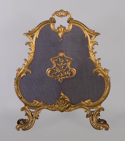 Beau pare-étincelles ancien de style Louis XV au décor en bronze doré et aux branches d'olivier-0