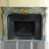 Cheminée en marbre Campan vert Louis XV à bronzes et rétrécissement en fonte 