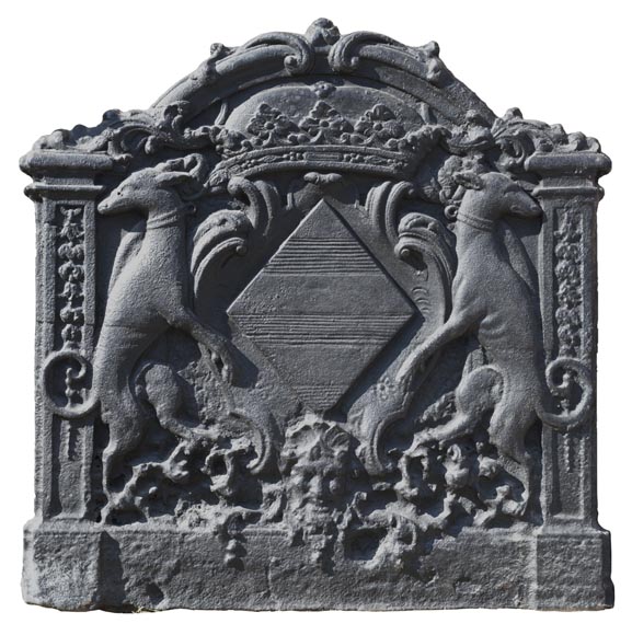 Belle plaque de cheminée ancienne aux armes de Pénancoët de Kéroualle-0