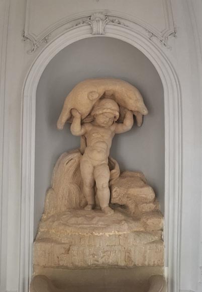 Belle fontaine d’intérieur néoclassique en pierre représentant Hercules enfant-1