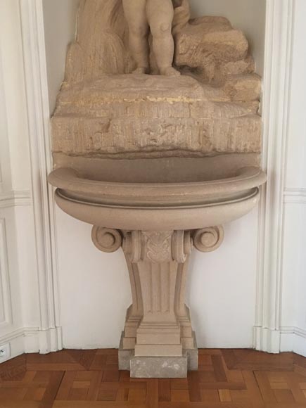 Belle fontaine d’intérieur néoclassique en pierre représentant Hercules enfant-2