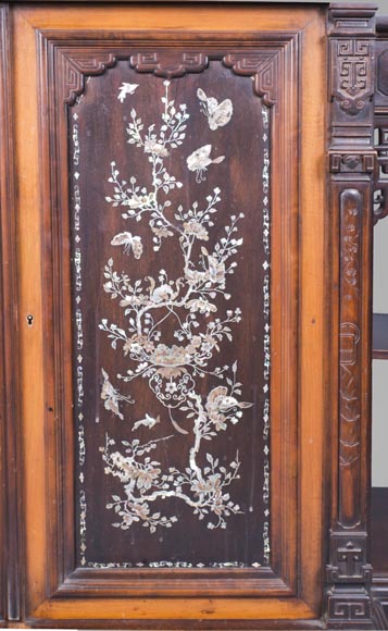 Bas d'armoire japonisant à décor d'oiseaux et de papillons en nacre-5
