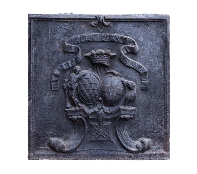 Belle plaque de cheminée ancienne aux écus d'alliance du marquis de Vichy et de Claude-Josèphe-Marie de Saint-Georges-0