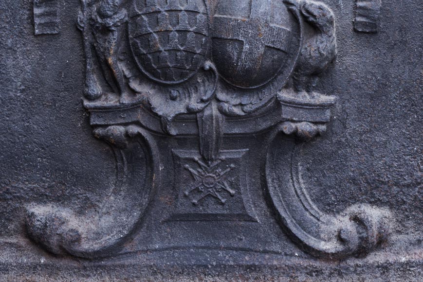 Belle plaque de cheminée ancienne aux écus d'alliance du marquis de Vichy et de Claude-Josèphe-Marie de Saint-Georges-2