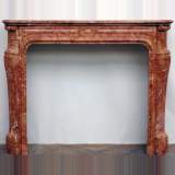 Cheminée de style Louis XV en marbre Rouge Alicante