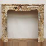 Cheminée Pompadour, marbre Brèche de Médous