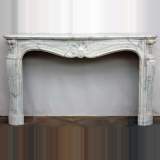 Cheminée d'époque Louis XV en marbre blanc