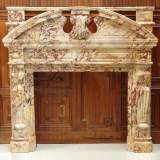 Cheminée en marbre Sarrancolin à fronton architecturé
