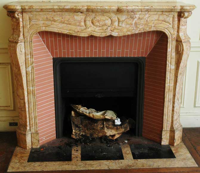 Pompadour_mantel_in_Sainte_Beaume_yellow_marble_.jpg