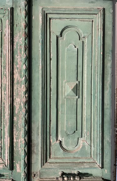 Grande double porte en bois peint en vert et dessus de porte, XXe siècle -3