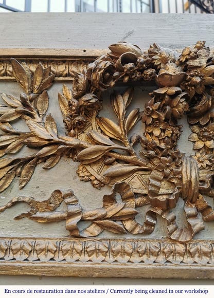 Trumeau en bois doré d'époque Louis XVI à la double couronne de fleurs et branches d'olivier-3
