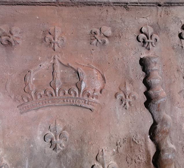 Grande plaque de cheminée en fonte ornée d'une couronne et de fleurs de lys-2