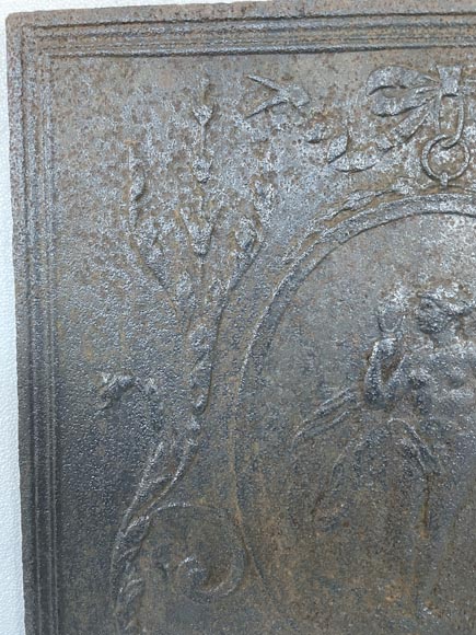 Plaque de cheminée en fonte représentant Vénus dans un médaillon-2