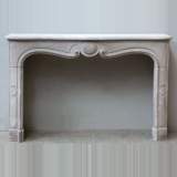 Cheminée en pierre de style Louis XV