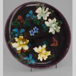 Théodore Deck - Plat d'ornement aux fleurs et au papillon sur fond aubergine