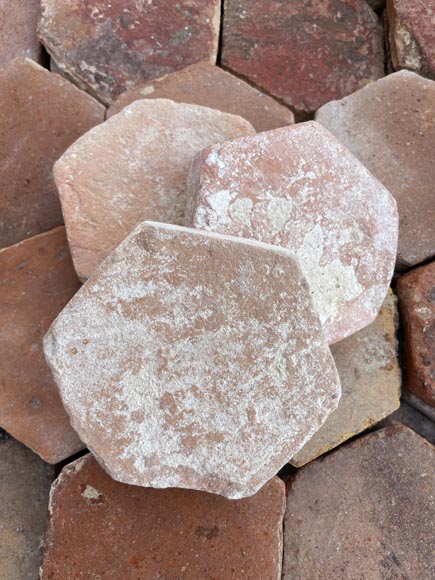 Lot d'environ 4,5 m² de petites tomettes hexagonales anciennes en terre cuite, XVIIIe siècle-2