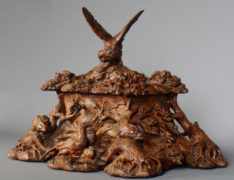 GUERET Frères - Superbe coffre en chêne richement sculpté à décor d'animaux forestiers-2