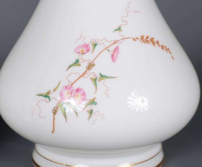 Manufacture de Sèvres - Paire de vases modèle Delhi au décor floral polychrome, 1875-11