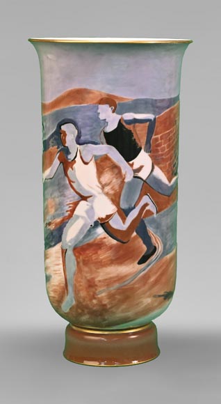 Sèvres et K. LIEVEN - Paire de vases en porcelaine décorés de coureurs à pied-0