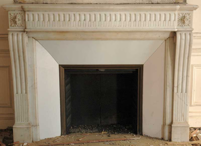 White_marble_Louis_XVI_classical_mantel.jpg