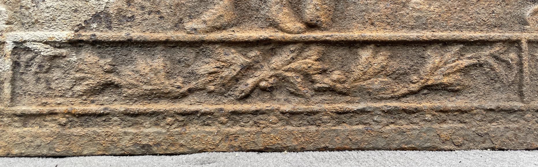 Plaque de cheminée décorée d’une figure de « zouave »-3