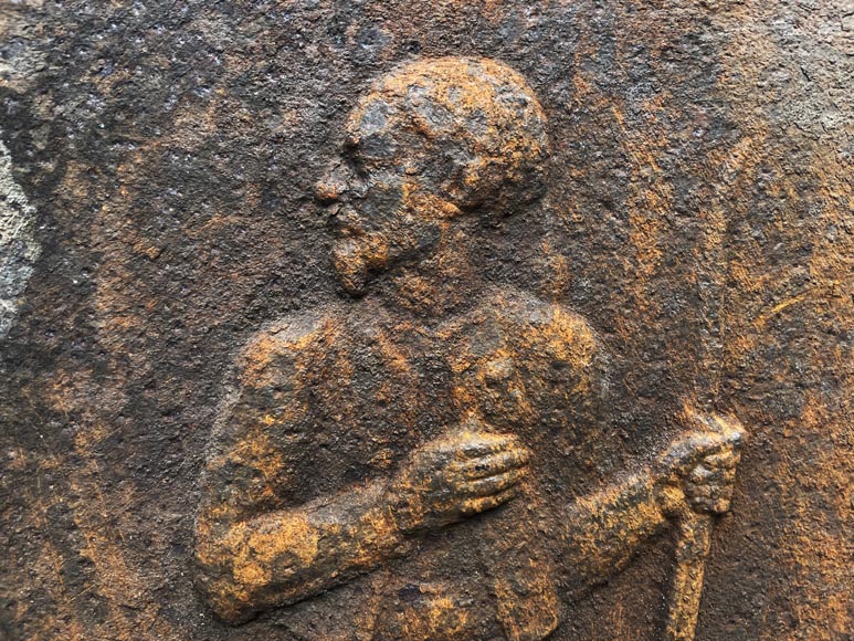 Plaque de cheminée décorée d’une figure de « zouave »-4