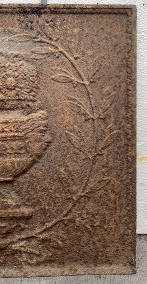Plaque de cheminée décorée d’un vase antique à fleurs encadré d’une couronne de laurier-4