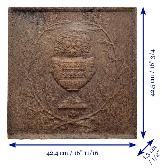 Plaque de cheminée décorée d’un vase antique à fleurs encadré d’une couronne de laurier-6