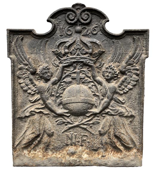 Plaque de cheminée datée de 1626 représentant une orbe crucifère encadrée par deux anges-0