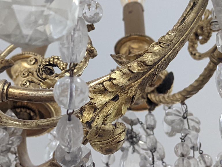 Lustre de style Louis XVI en bronze doré et cristaux orné de têtes de béliers-11