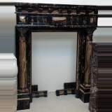 Cheminée à colonnes en marbre portor et onyx 