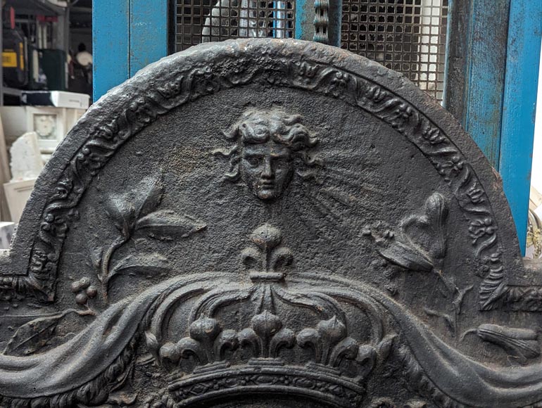 Plaque de cheminée aux armes de France, avec une tête d'Apollon et la dépouille d'un lion-4