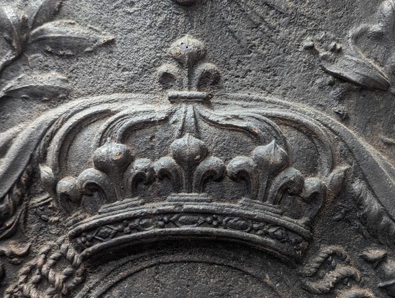 Plaque de cheminée aux armes de France, avec une tête d'Apollon et la dépouille d'un lion-5