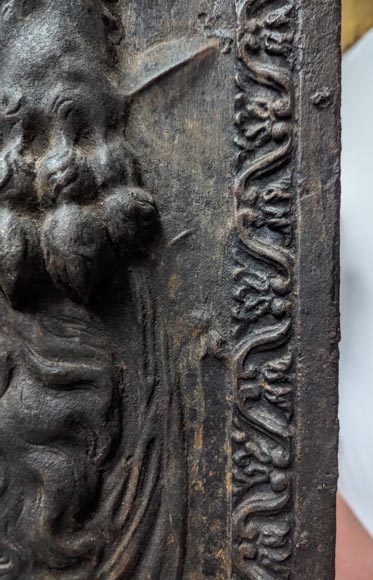 Plaque de cheminée aux armes de France, avec une tête d'Apollon et la dépouille d'un lion-7
